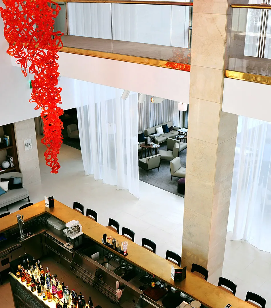 Living Area and bar of the Hilton Barcelona - Barcelona (ES)