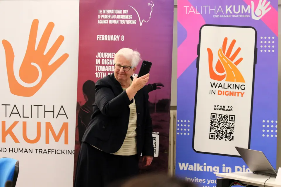 L'APP "WALKING IN DIGNITY" DI TALITHA KUM: SCARICATELA
