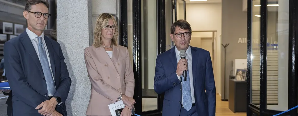 Una fase dell'inaugurazione della sede di Lodi di Allianz Bank