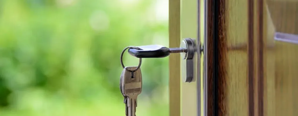 porta di casa con chiavi