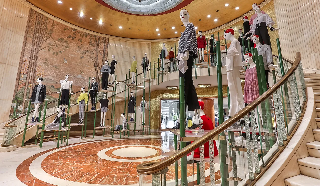 "Arc de Triomphe" installation for Zara, 2016-17